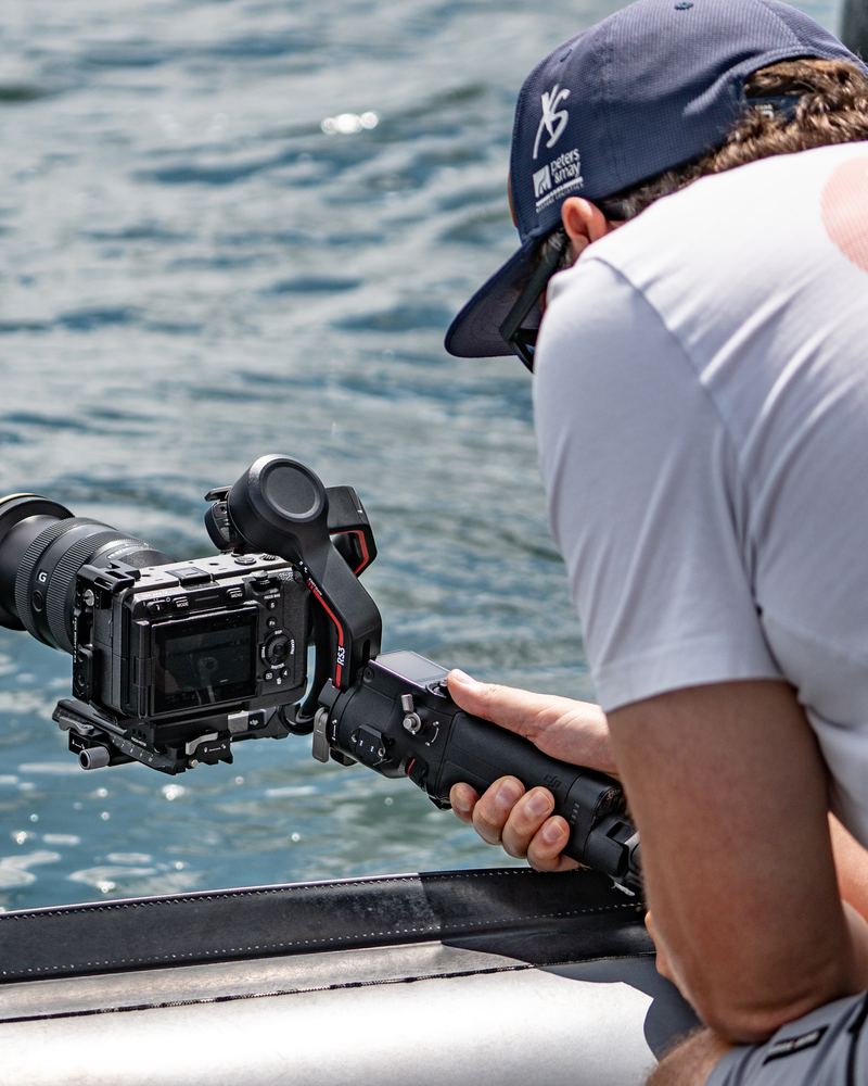 Kamera am Gimbal knapp über der Wasseroberfläche