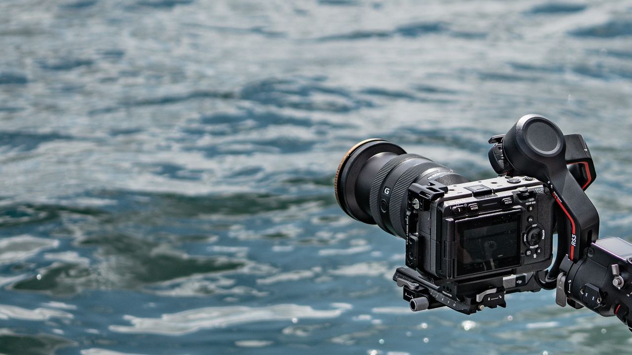 Kamera mit Objektiv knapp über dem Wasser