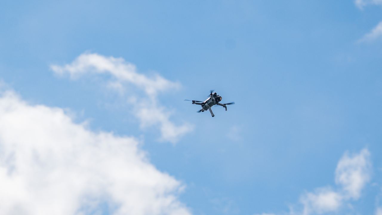 Kameradrohne vor blauem Himmel