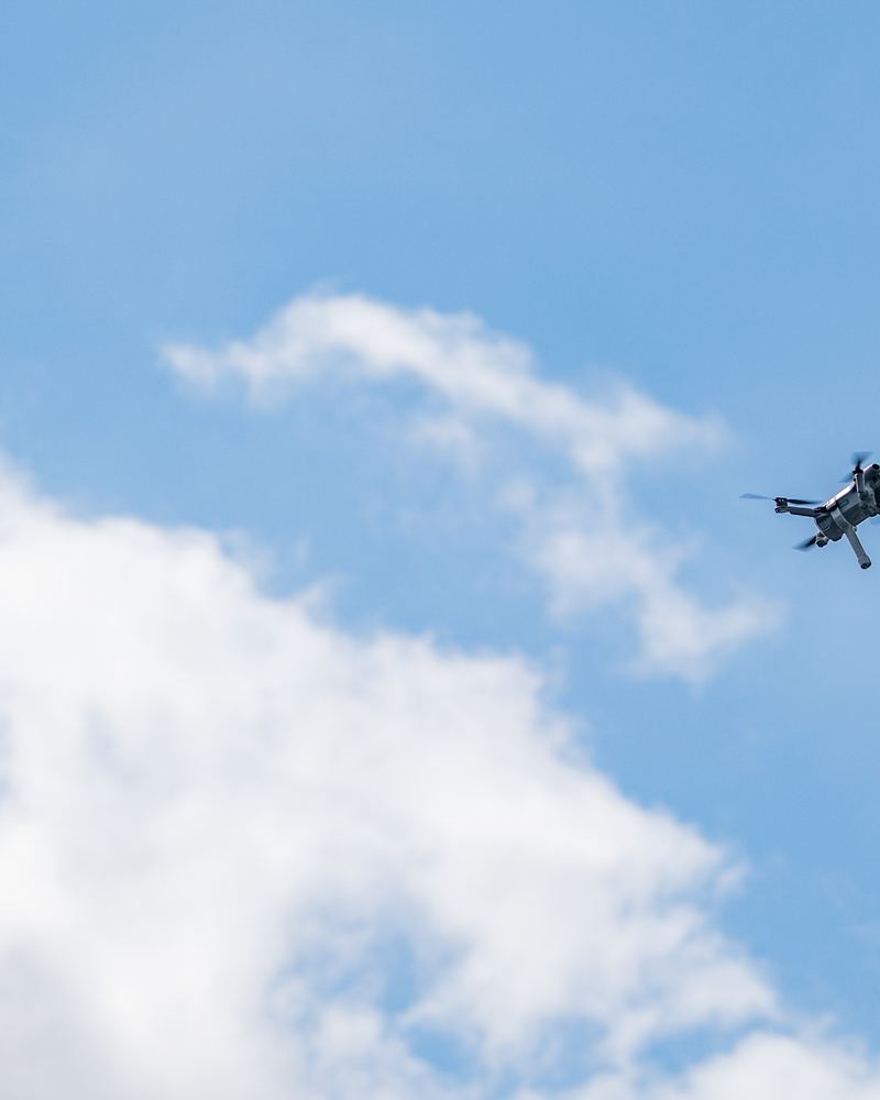 Kameradrohne am blauen Himmel über dem Revier